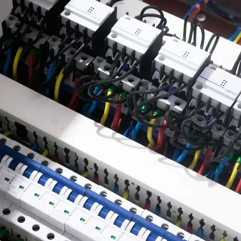 Installation conforme aux normes électriques en vigueur Installation de tableau électrique moderne dans un immeuble - Electricien Paris Service