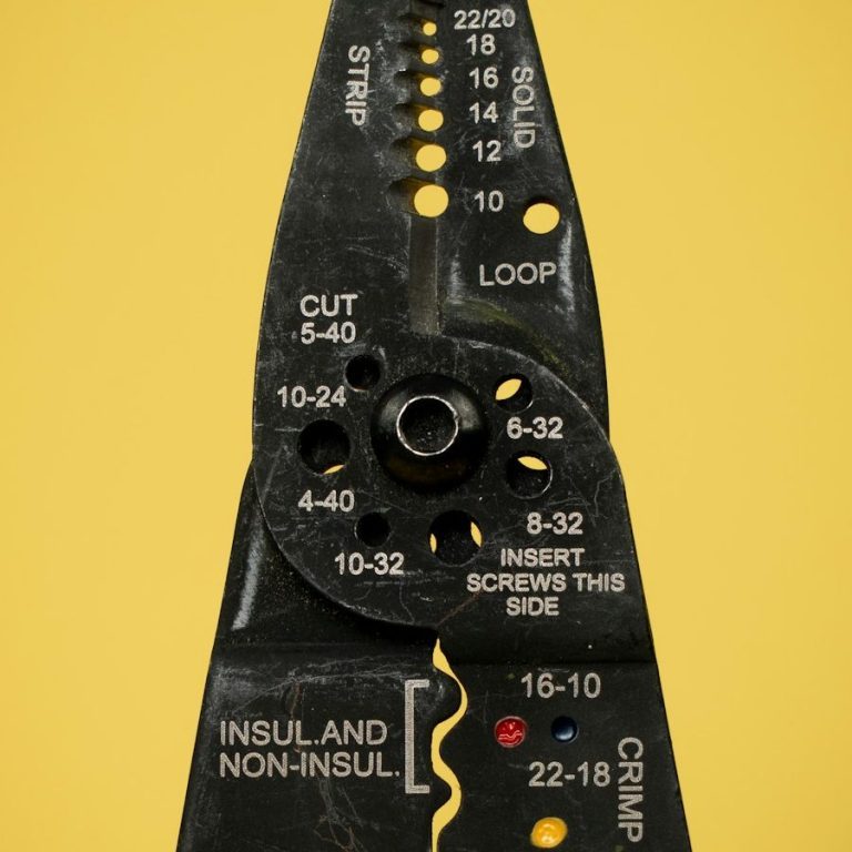 Remplacement de tableau électrique par - Leon-Services Outil pour Electricien Paris Service sur fond jaune