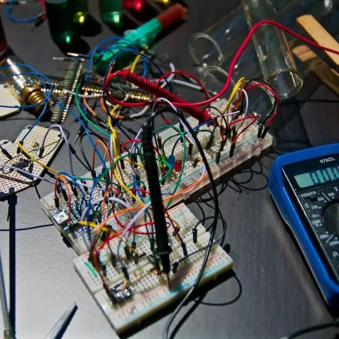 domotique et équipement électriques Circuit électronique complexe avec de nombreux fils et un multimètre - service à Paris