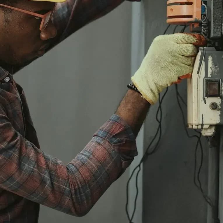 Mise aux normes d'une installation vétuste - Leon-services Coupure de courant sur tableau électrique avec intervention - Electricien Paris Service